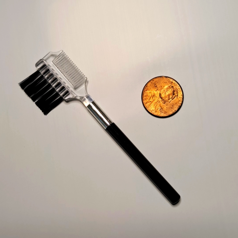 Eyebrow brush / comb tool